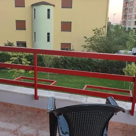 Lovely Inside A Quiet Compound דירה גולם